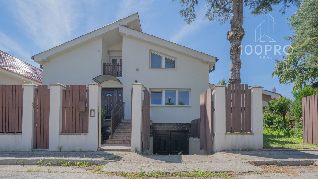 Tajomstvo pohodlného bývania: Dom s množstvom izieb a priestrannou záhradou