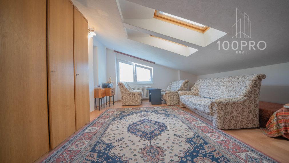 Tajomstvo pohodlného bývania: Dom s množstvom izieb a priestrannou záhradou