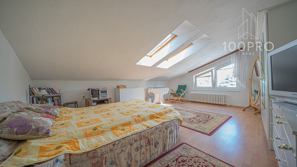 Tajomstvo pohodlného bývania: Dom s množstvom izieb a priestrannou záhradou