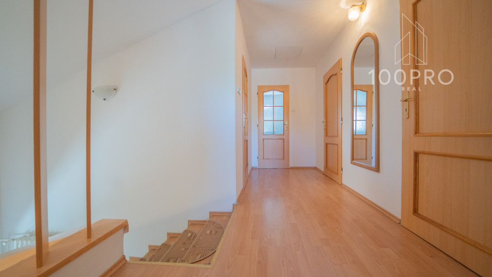 Tajomstvo pohodlného bývania: Dom s množstvom izieb a priestrannou záhradou