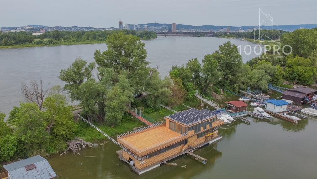 Luxusne priestranný hausbot v Ružinove