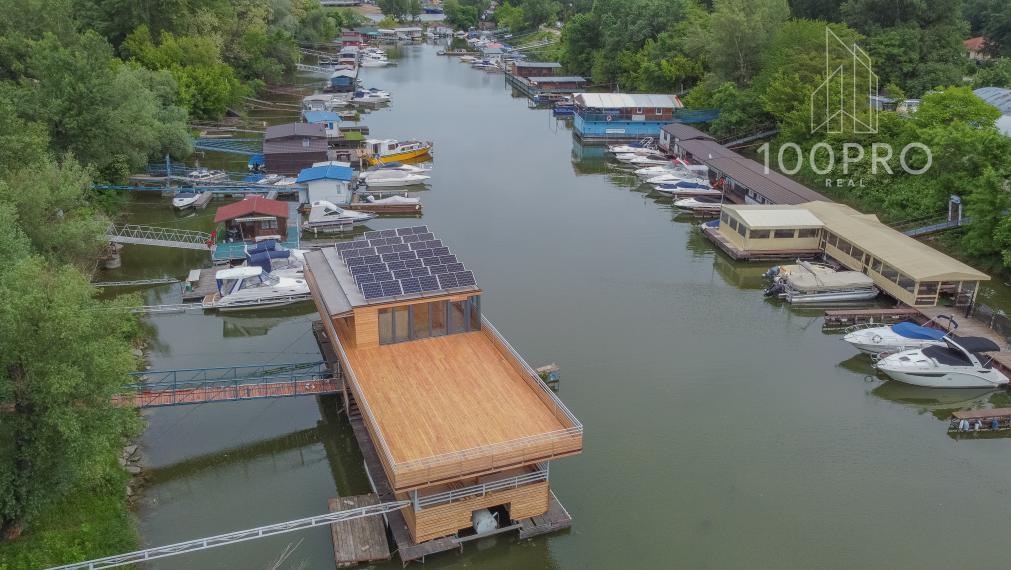 Luxusne priestranný hausbot v Ružinove