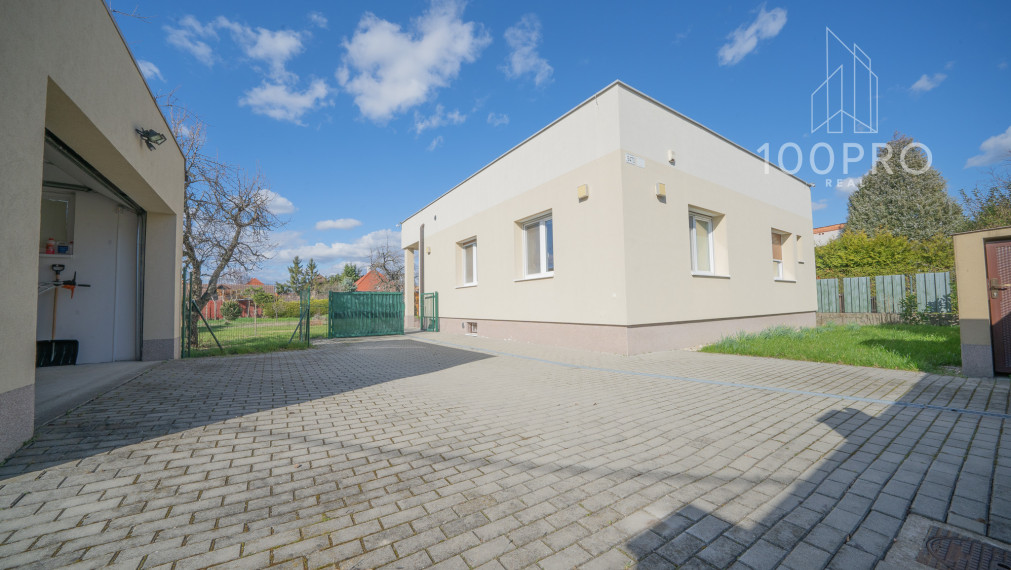 Moderný rodinný dom s rozsiahlym slnečným pozemkom