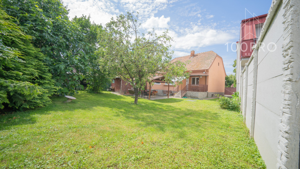 Dom s slnečným pozemkom v Tichej lokalite Bratislavy