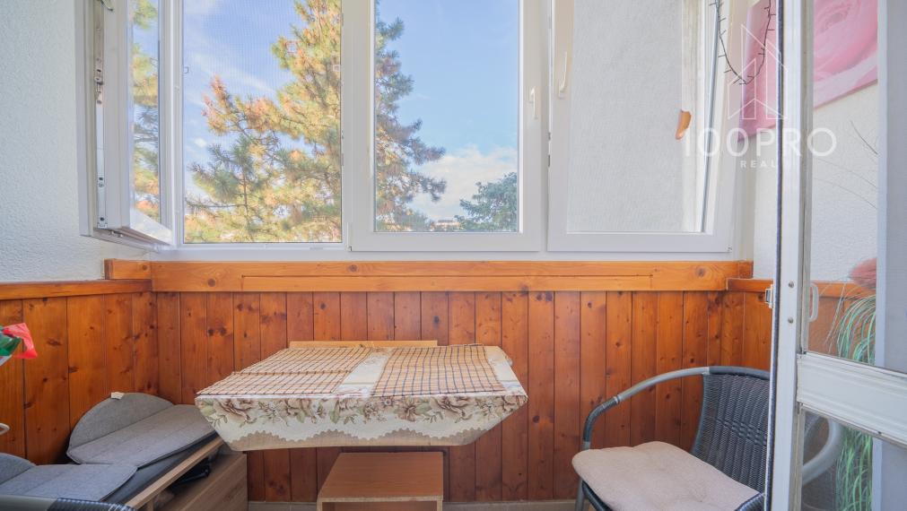 Pohodlné bývanie: samostatná kuchyňa a priestranná chodba