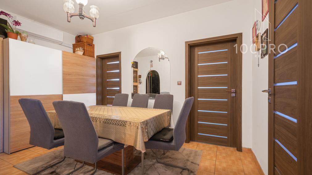 Pohodlné bývanie: samostatná kuchyňa a priestranná chodba