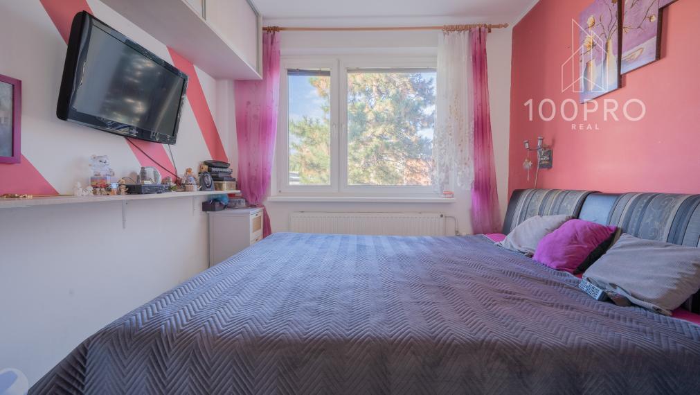 Pohodlné bývanie: samostatná kuchyňa a priestranná chodba