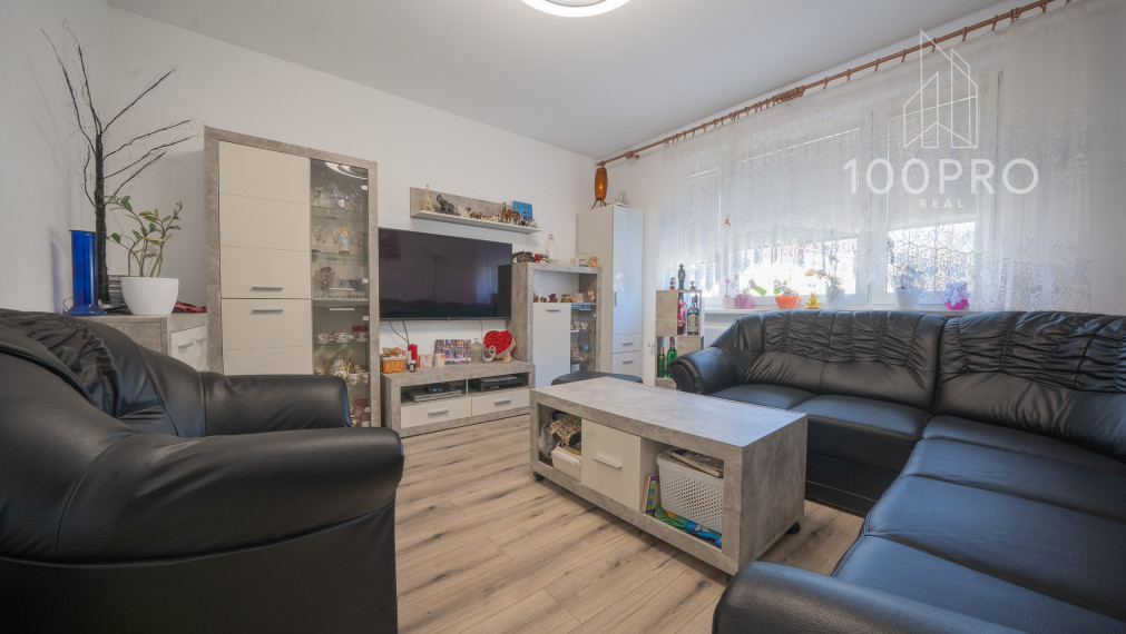 Pohodlné bývanie: samostatná kuchyňa a priestranná chodba