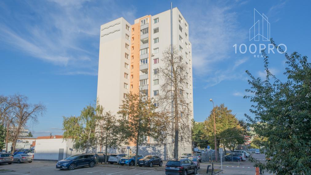 Pohodlné bývanie: samostatná kuchyňa a priestranná chodba