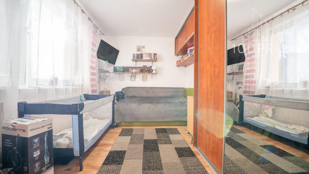 Pohodlné bývanie: samostatná kuchyňa a priestranná chodba