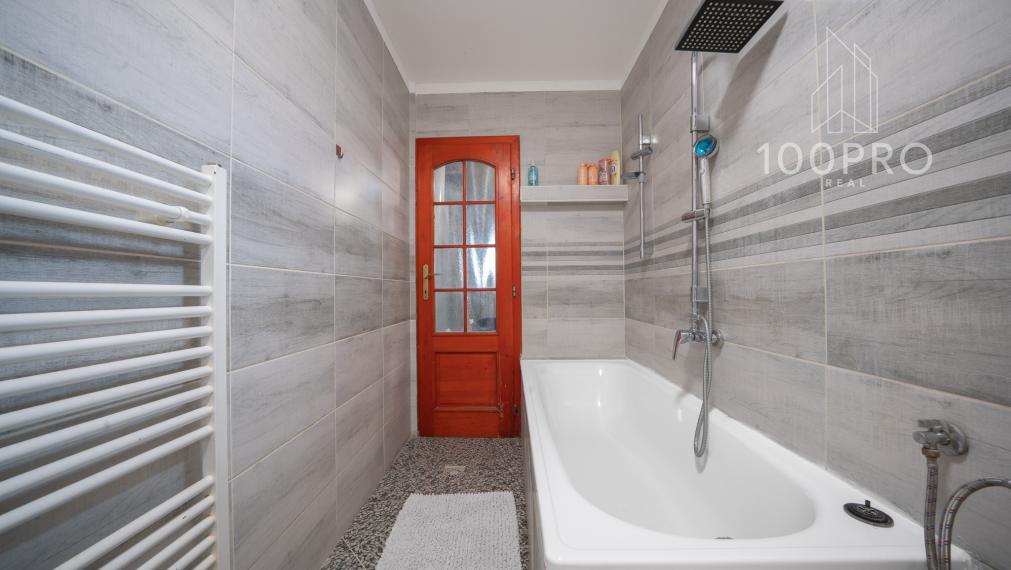 Váš nový domov s bazénom, terasou a skvelou dostupnosťou čaká na vás!