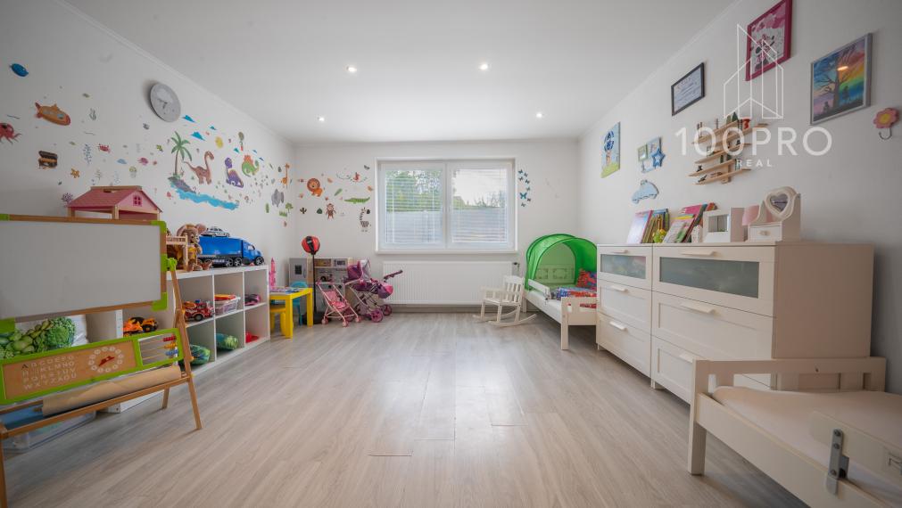 Váš nový domov s bazénom, terasou a skvelou dostupnosťou čaká na vás!