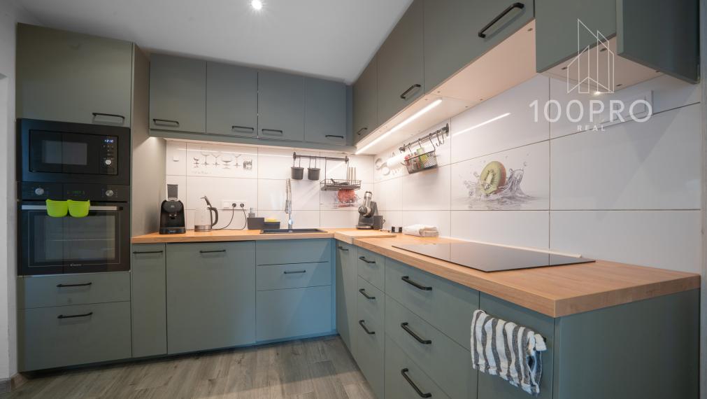 Váš nový domov s bazénom, terasou a skvelou dostupnosťou čaká na vás!