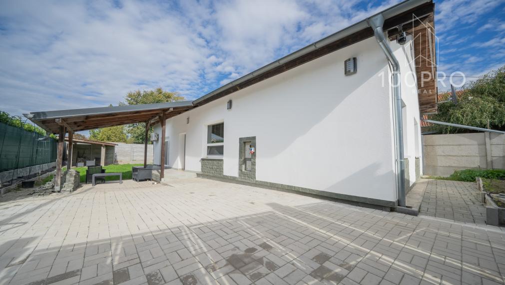 Váš nový domov s bazénom, terasou a skvelou dostupnosťou čaká na vás!