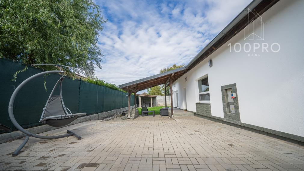 Váš nový domov s bazénom, terasou a skvelou dostupnosťou čaká na vás!