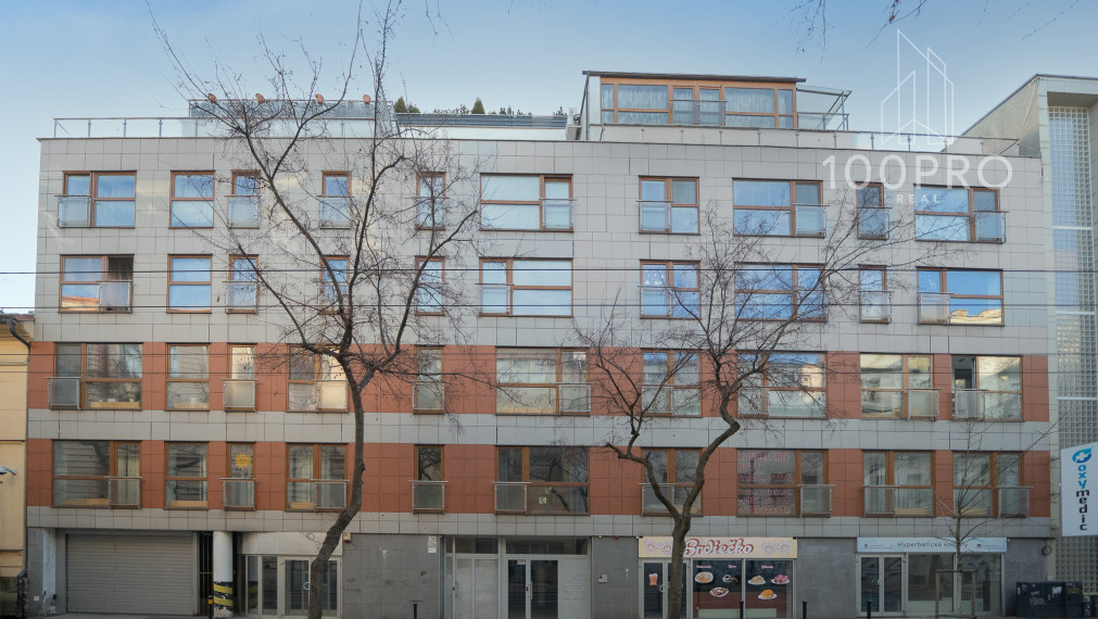 Jedinečne priestranný byt s terasou a nekonečnými možnosťami úprav a využitia!