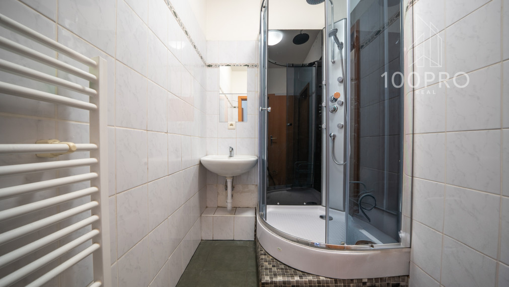 Jedinečne priestranný byt s terasou a nekonečnými možnosťami úprav a využitia!