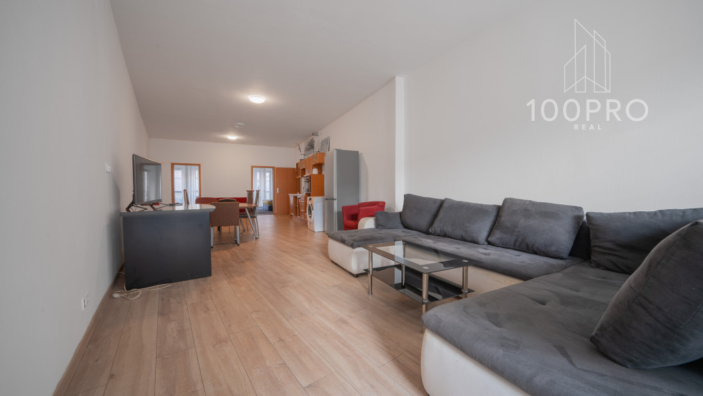 Jedinečne priestranný byt s terasou a nekonečnými možnosťami úprav a využitia!