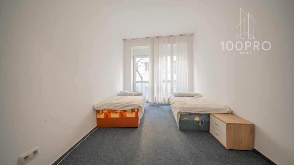 Jedinečne priestranný byt s terasou a nekonečnými možnosťami úprav a využitia!