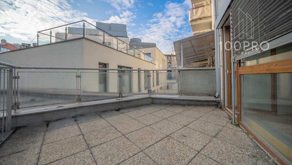 Jedinečne priestranný byt s terasou a nekonečnými možnosťami úprav a využitia!