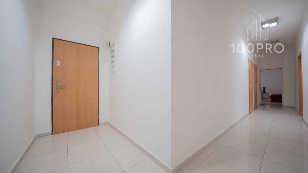 Jedinečne priestranný byt s terasou a nekonečnými možnosťami úprav a využitia!