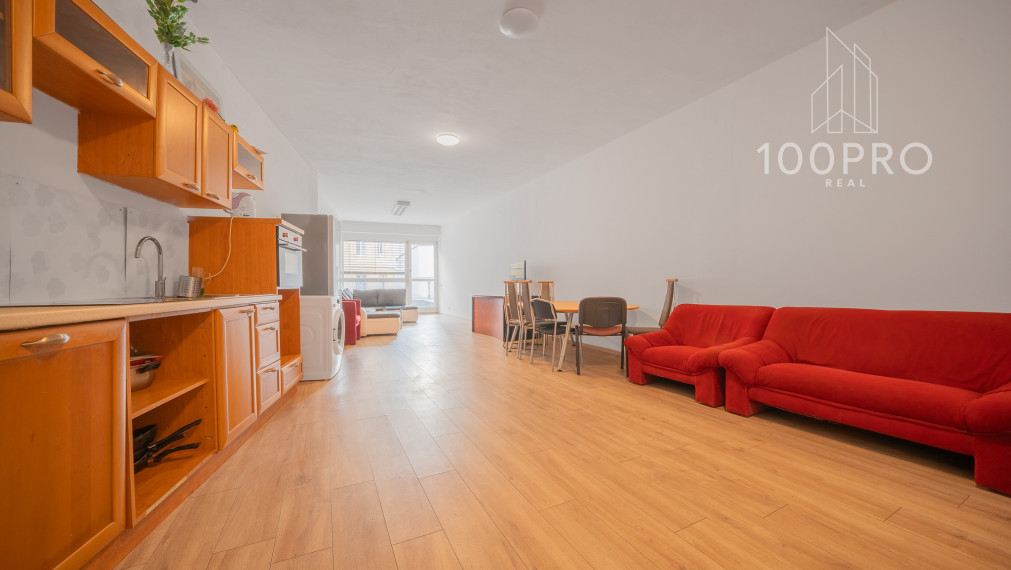 Jedinečne priestranný byt s terasou a nekonečnými možnosťami úprav a využitia!