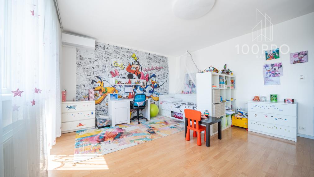 Domov, ktorý definuje moderné rodinné bývanie. Priestranné izby, kvalitná rekonštrukcia a súkromie na dosah prírody.