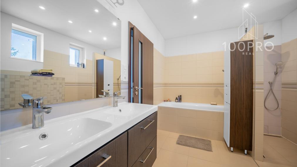 Domov, ktorý definuje moderné rodinné bývanie. Priestranné izby, kvalitná rekonštrukcia a súkromie na dosah prírody.