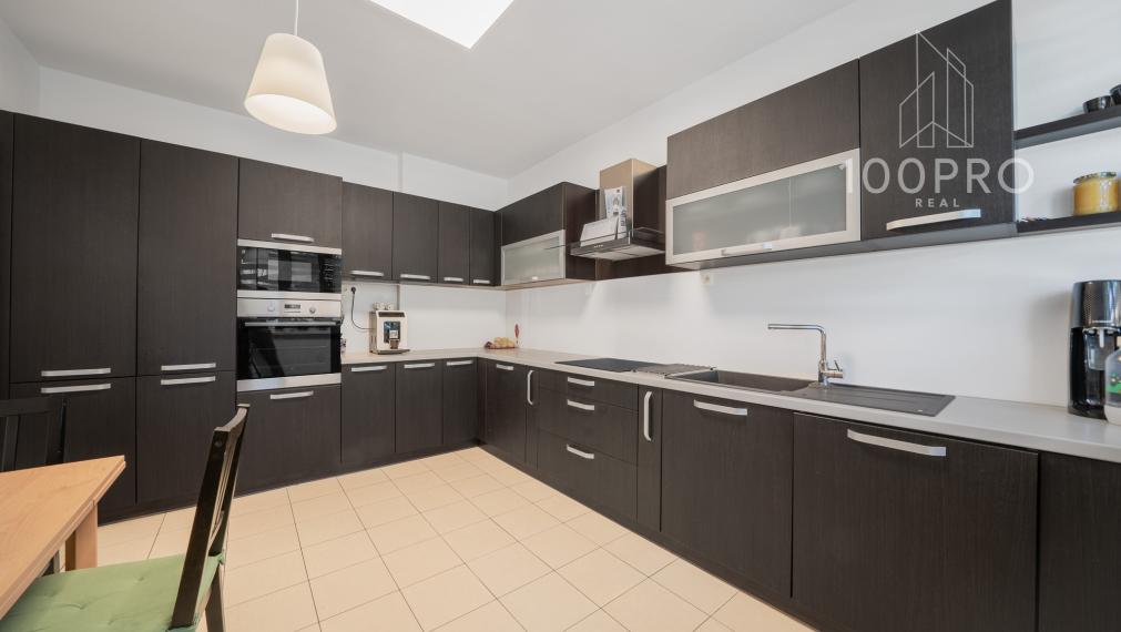 Domov, ktorý definuje moderné rodinné bývanie. Priestranné izby, kvalitná rekonštrukcia a súkromie na dosah prírody.