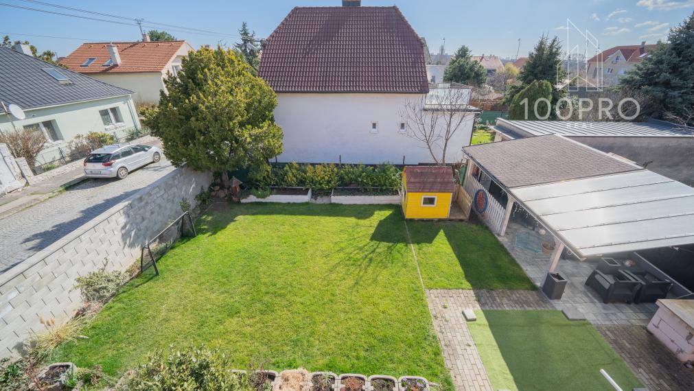 Domov, ktorý definuje moderné rodinné bývanie. Priestranné izby, kvalitná rekonštrukcia a súkromie na dosah prírody.