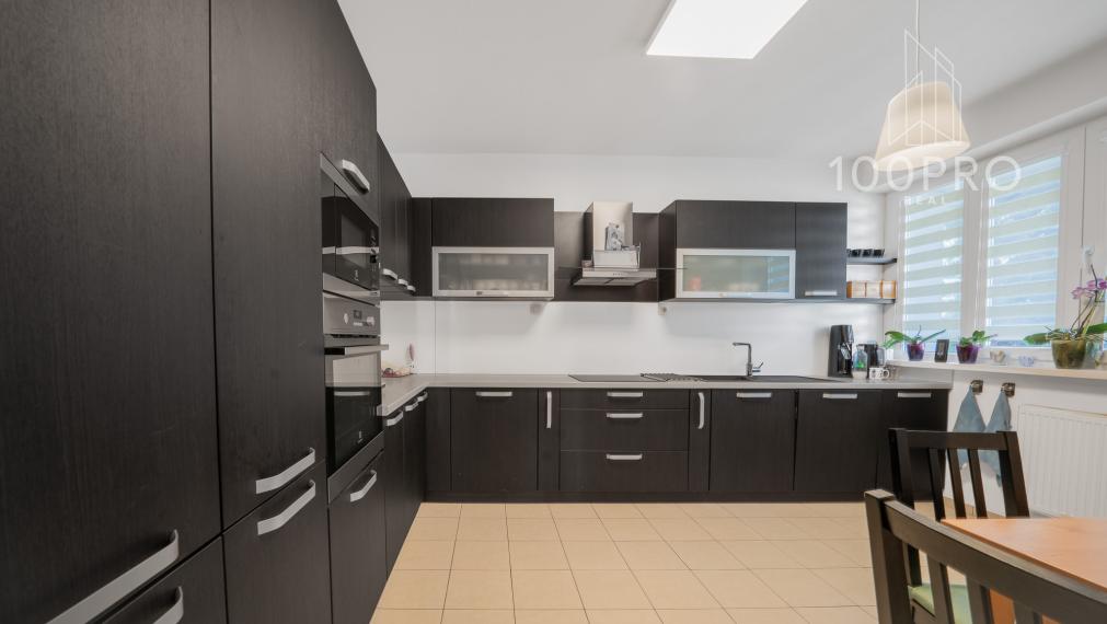 Domov, ktorý definuje moderné rodinné bývanie. Priestranné izby, kvalitná rekonštrukcia a súkromie na dosah prírody.