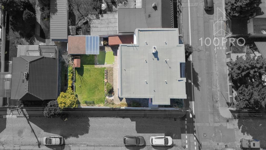 Domov, ktorý definuje moderné rodinné bývanie. Priestranné izby, kvalitná rekonštrukcia a súkromie na dosah prírody.