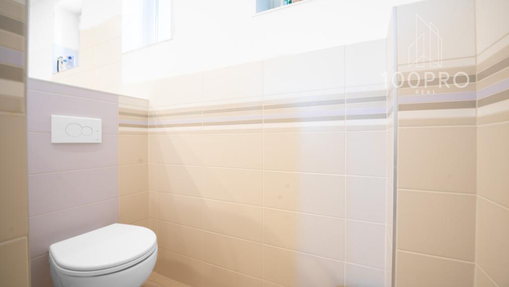 Domov, ktorý definuje moderné rodinné bývanie. Priestranné izby, kvalitná rekonštrukcia a súkromie na dosah prírody.