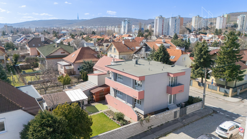 Predané - Domov, ktorý definuje moderné rodinné bývanie. Priestranné izby, kvalitná rekonštrukcia a súkromie na dosah prírody.