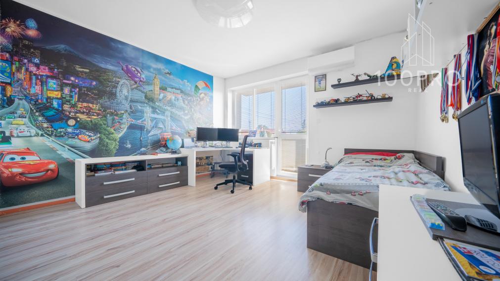 Domov, ktorý definuje moderné rodinné bývanie. Priestranné izby, kvalitná rekonštrukcia a súkromie na dosah prírody.