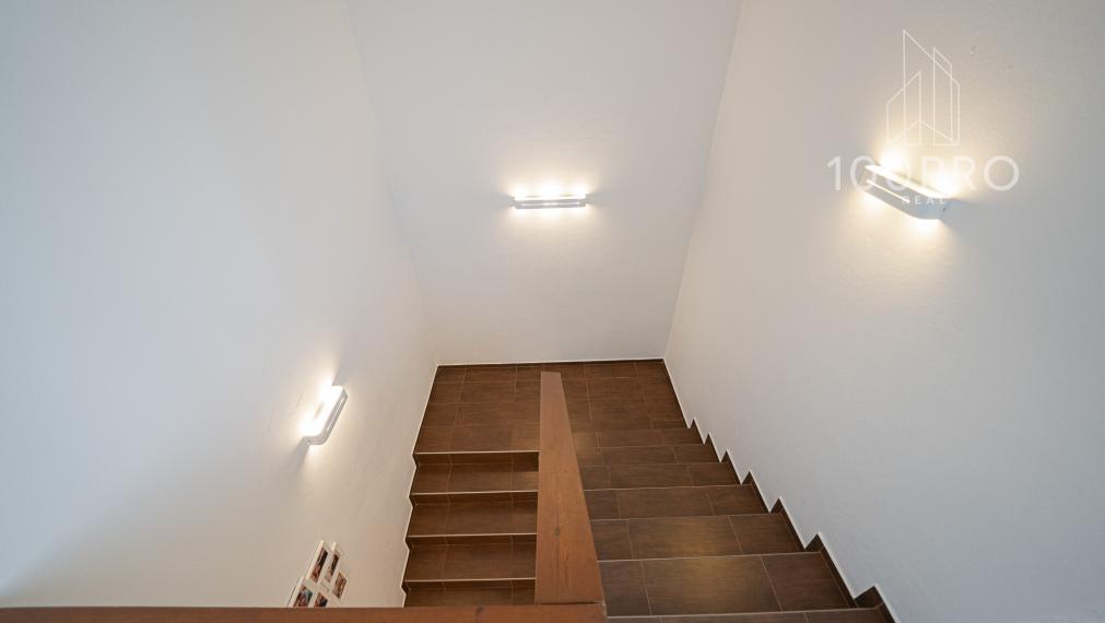 Domov, ktorý definuje moderné rodinné bývanie. Priestranné izby, kvalitná rekonštrukcia a súkromie na dosah prírody.