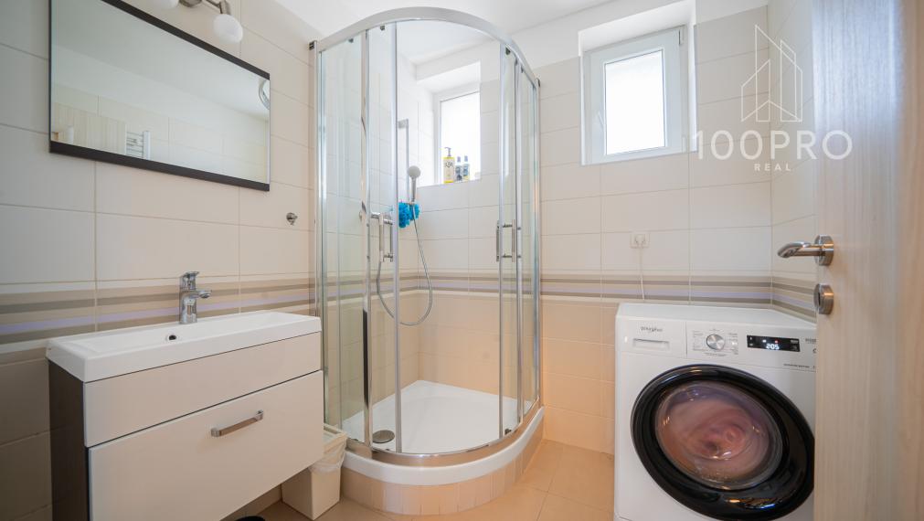 Domov, ktorý definuje moderné rodinné bývanie. Priestranné izby, kvalitná rekonštrukcia a súkromie na dosah prírody.