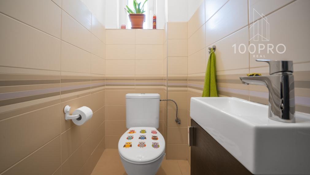 Domov, ktorý definuje moderné rodinné bývanie. Priestranné izby, kvalitná rekonštrukcia a súkromie na dosah prírody.