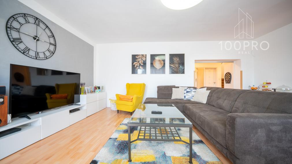 Domov, ktorý definuje moderné rodinné bývanie. Priestranné izby, kvalitná rekonštrukcia a súkromie na dosah prírody.