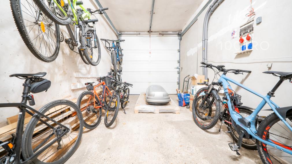 Domov, ktorý definuje moderné rodinné bývanie. Priestranné izby, kvalitná rekonštrukcia a súkromie na dosah prírody.