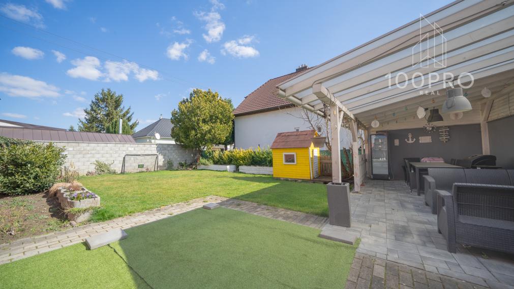 Domov, ktorý definuje moderné rodinné bývanie. Priestranné izby, kvalitná rekonštrukcia a súkromie na dosah prírody.