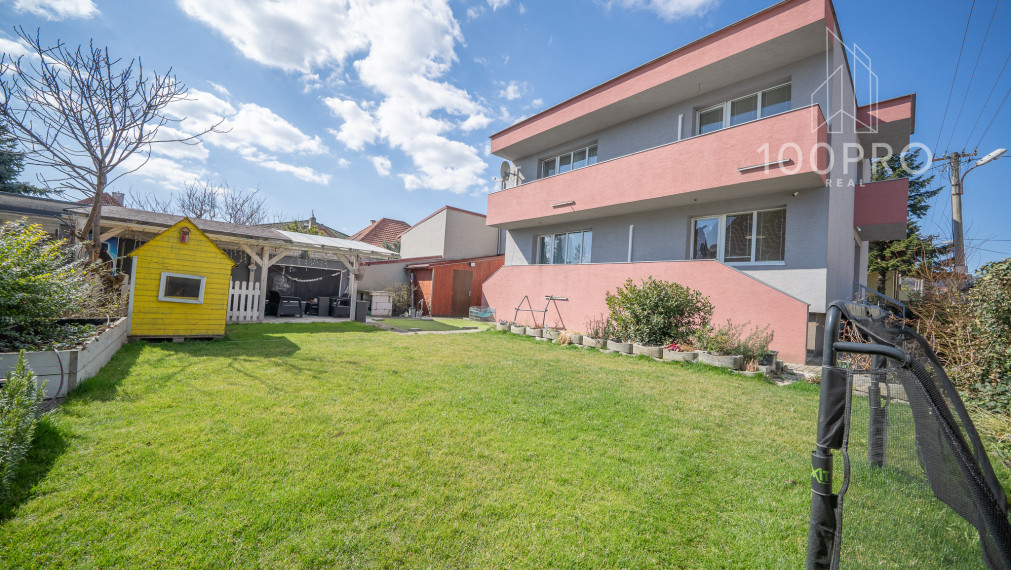 Domov, ktorý definuje moderné rodinné bývanie. Priestranné izby, kvalitná rekonštrukcia a súkromie na dosah prírody.