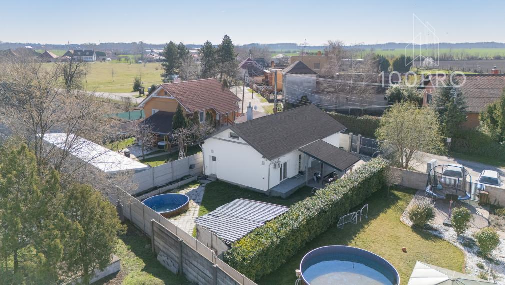 Váš nový domov s bazénom, terasou a skvelou dostupnosťou čaká na vás!