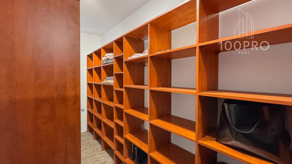 Váš nový domov s bazénom a terasou čaká na Vás!