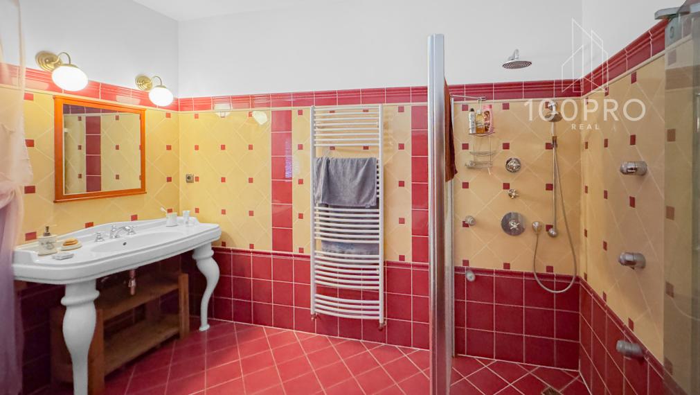 Váš nový domov s bazénom a terasou čaká na Vás!