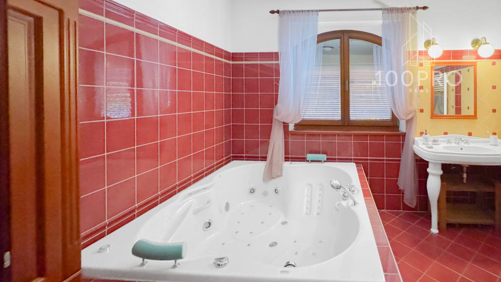 Váš nový domov s bazénom a terasou čaká na Vás!