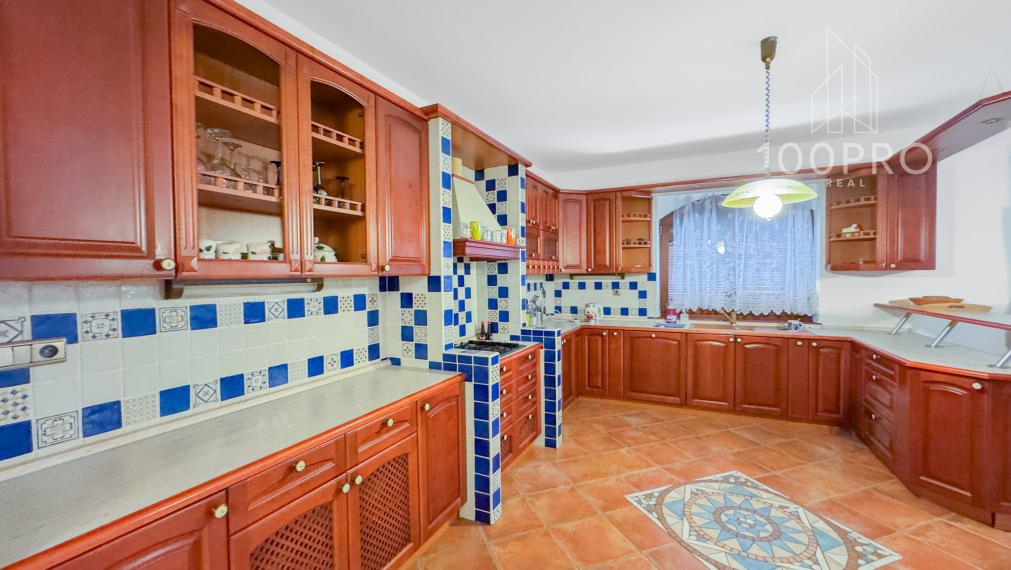 Váš nový domov s bazénom a terasou čaká na Vás!