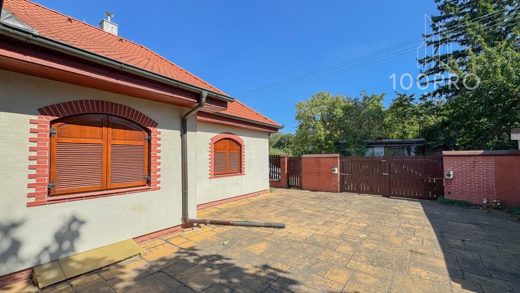 Váš nový domov s bazénom a terasou čaká na Vás!