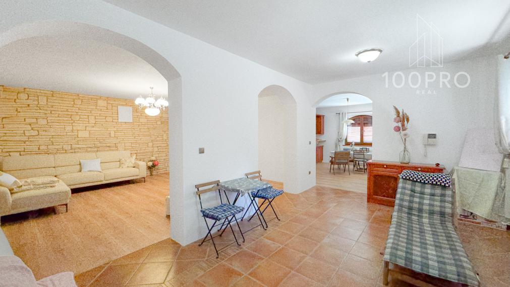 Váš nový domov s bazénom a terasou čaká na Vás!