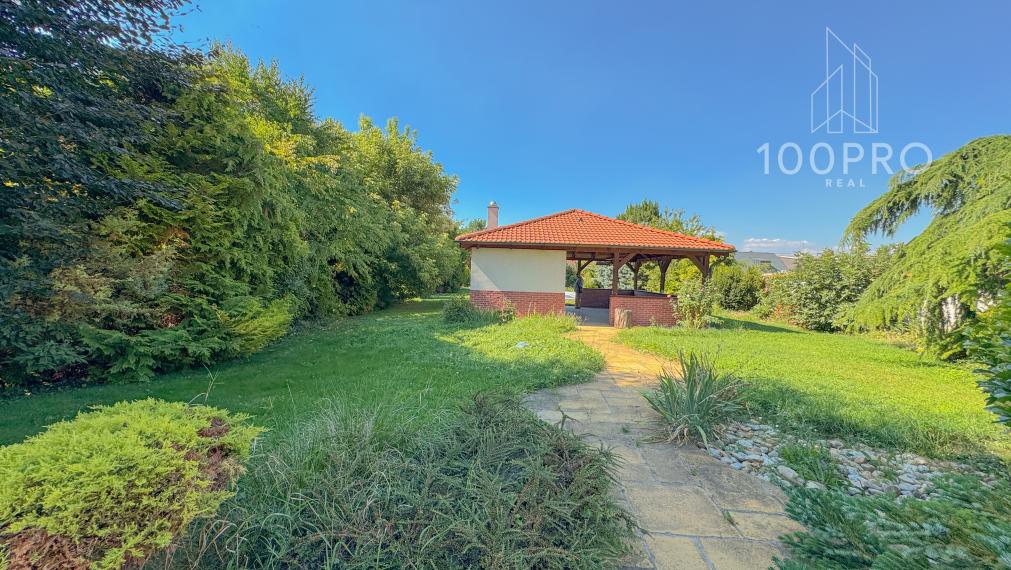 Váš nový domov s bazénom a terasou čaká na Vás!